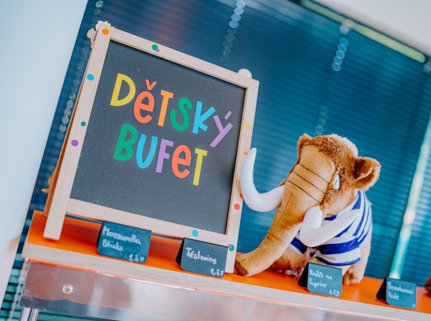 860X640 RODINA SNÍDANĚ